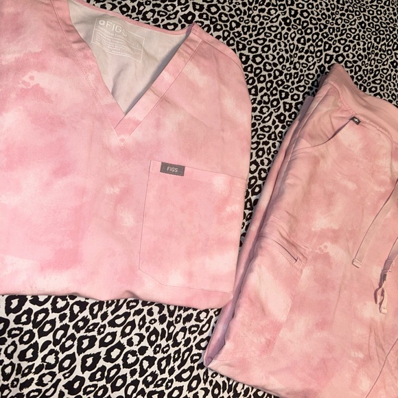 Women’s FIGS Scrubs - Picture 2 of 6